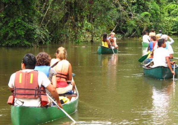 a-cuyabeno-canoas-con-turistas