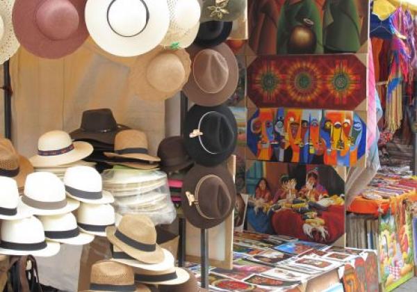 a-mercado-otavalo-con-sombreros-