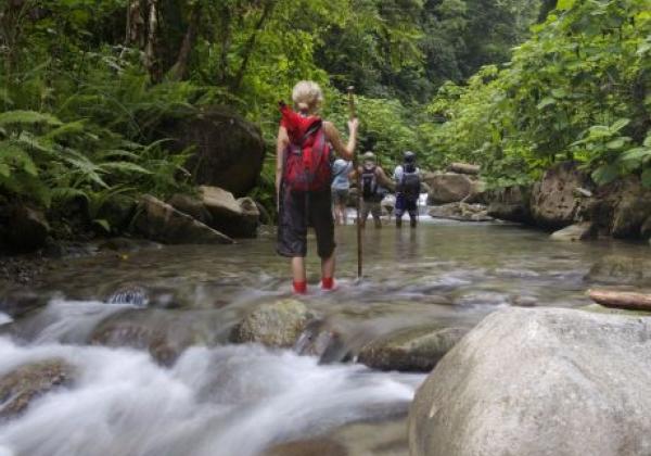 wandern-durch-einen-fluss