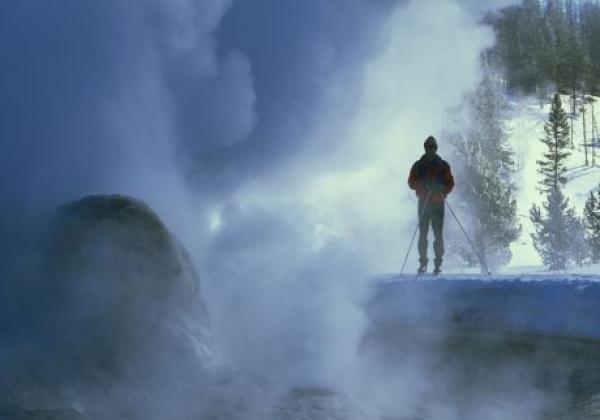 geysir-erupting-in-winter