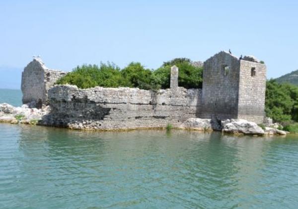 skutarisee---gefaengnisinsel