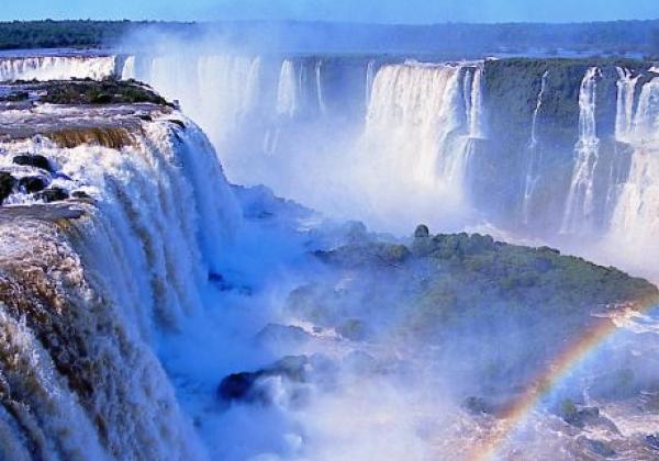 iguazu-wasserfälle-mit-regenbogen.jpg