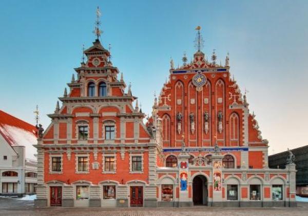 house-of-the-blackheads-in-the-old-town-of-riga