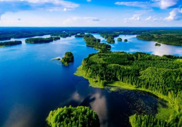 seenlandschaft-in-finnland