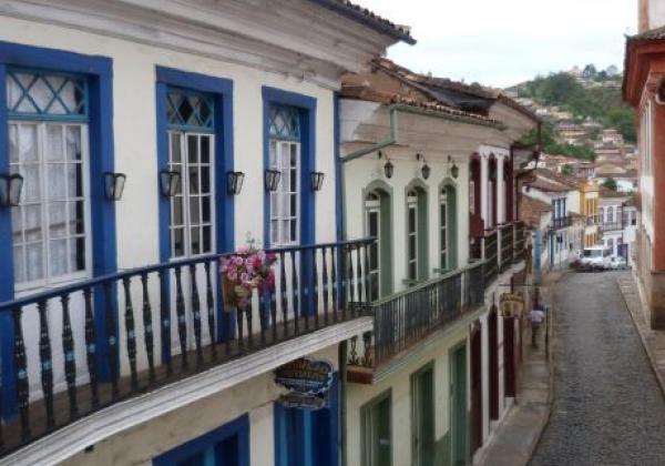 city-und-town-views-estrada-real-minas-gerais-ouro-preto-houses-buildings-cobblestone-streets-historic-old-town-colonial-architecture