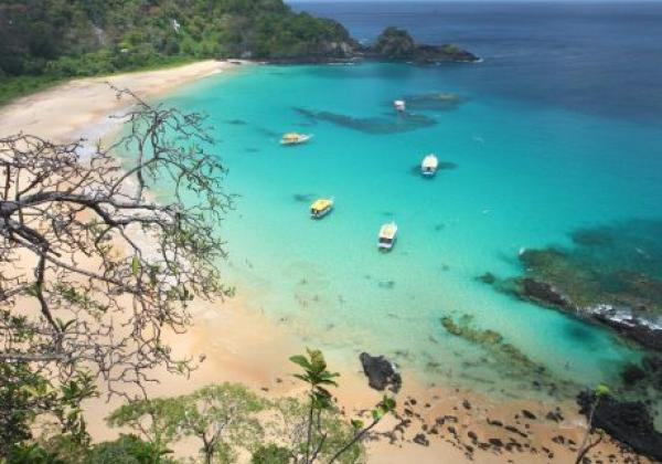 beaches-fernando-de-noronha-pernambuco-praia-do-sancho-boat-beach-dive-island