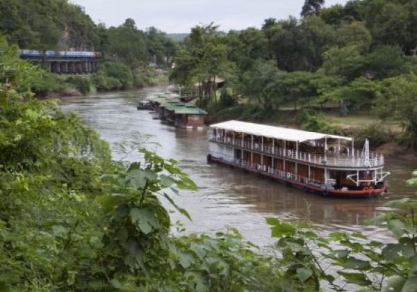 tourists--boat..jpg