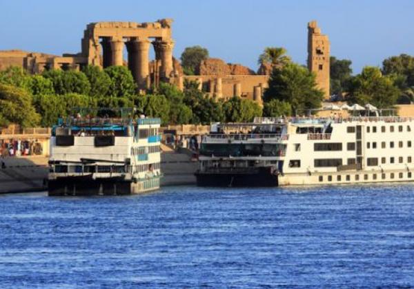 Ägypten.-kreuzfahrtschiffe,-die-in-kom-ombo-am-nil-anlegen