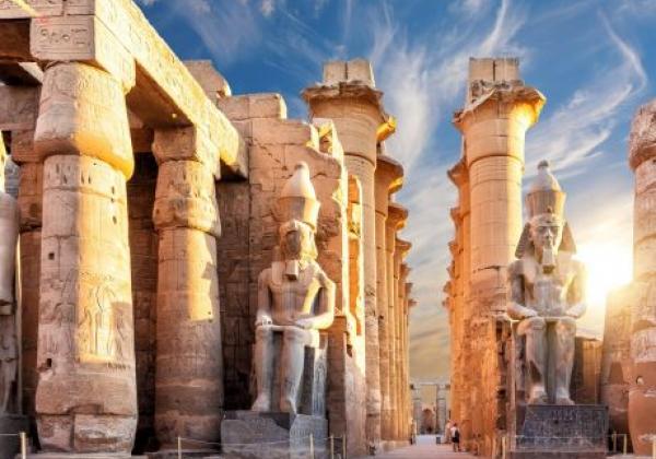 säulen-und-statuen-am-haupteingang-des-luxor-tempels,-erster-pylon,-Ägypten