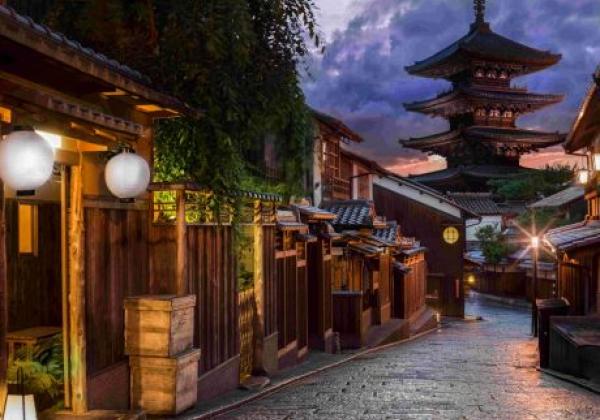 leere-traditionelle-straße-mit-pagode-und-machiya-holzhäusern-bei-gion,-kyoto,-japan
