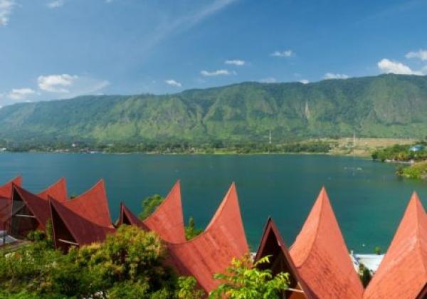 tuk-tuk-on-samosir-island,-lake-toba-800x545