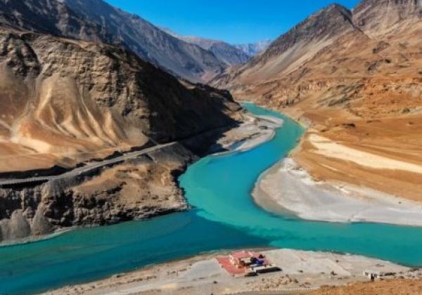 108-confluence-of-the-indus-and-zanskar-rivers-800x534