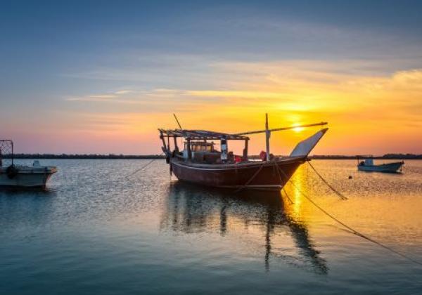 boote-auf-dammam-meer-seite-mit-sonnenaufgang-hintergrund-zu-sehen.-dammam,-saudi-arabien.