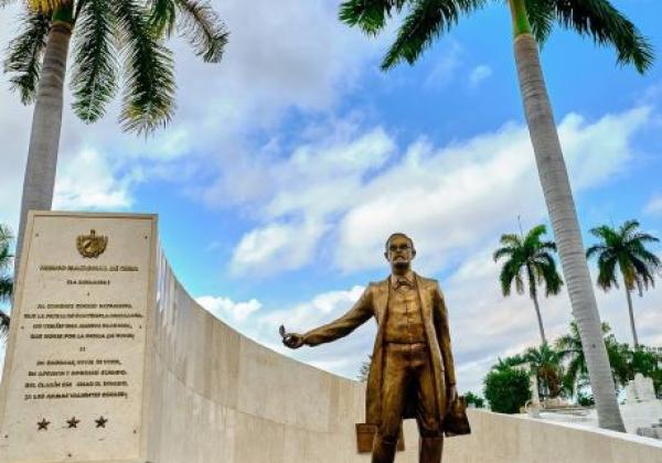 santiago-de-cuba---cementerio-santa-ifigenia,-cementary,-perucho-figueredo,-statue