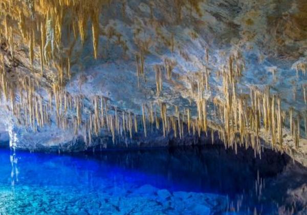 die-höhle-des-blauen-sees-(gruta-do-lago-azul)-in-brasilien.-bonito-stadt.