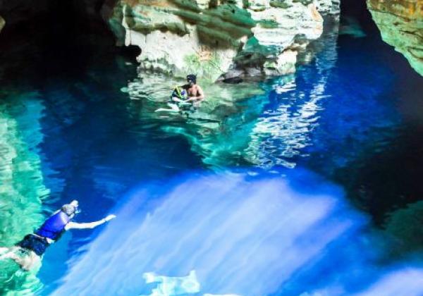 menschen-schwimmen-im-blauen-brunnen,-höhle-in-der-chapada-diamantina,-brasilien