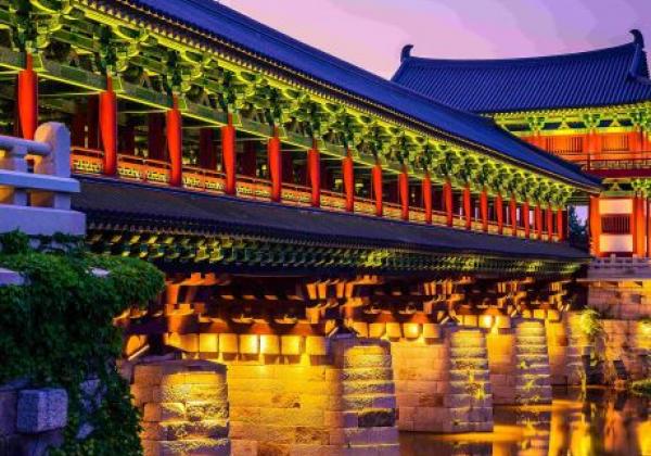 woljeonggyo-bridge-at-dusk-in-the-city-of-gyeongju-south-korea