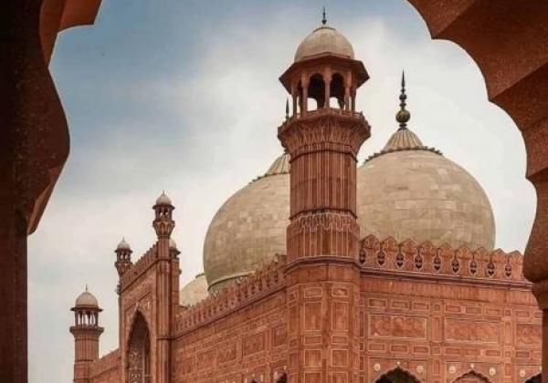 historical-badshahi-mosque-in-lahore-pakistan