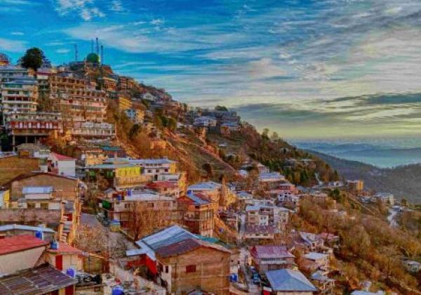 this-breathtaking-image-showcases-the-serene-beauty-of-murree,-pakistan's-beloved-hill-station.-nestled-amidst-lush-greenery,-the-town-is-embraced-by-rolling-hills-and-misty-clouds