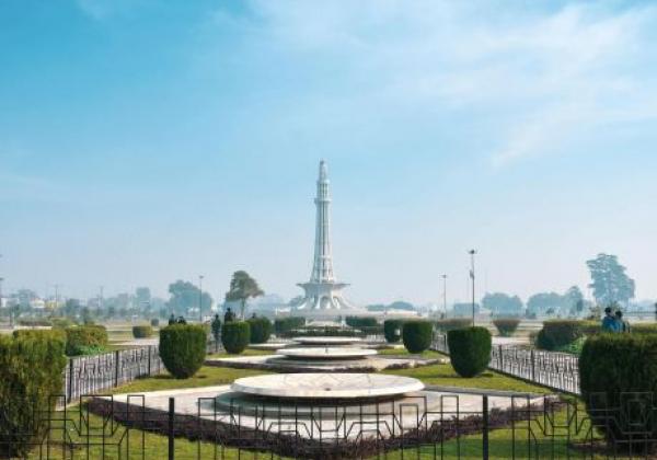 minar-e-pakistan,-in-lahore,-is-an-iconic-monument-symbolizing-pakistan's-independence,-reflecting-national-pride-and-historical-significance