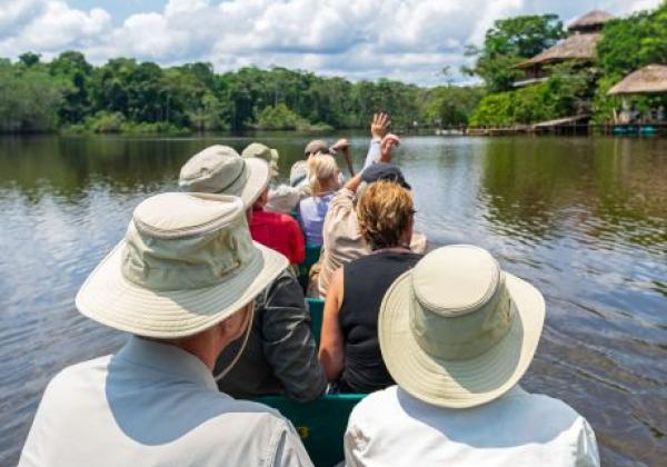 tourist-group-arriving-at-amazon-rainforest-lodge-by-canoe,-yasuni-national-park,-ecuador