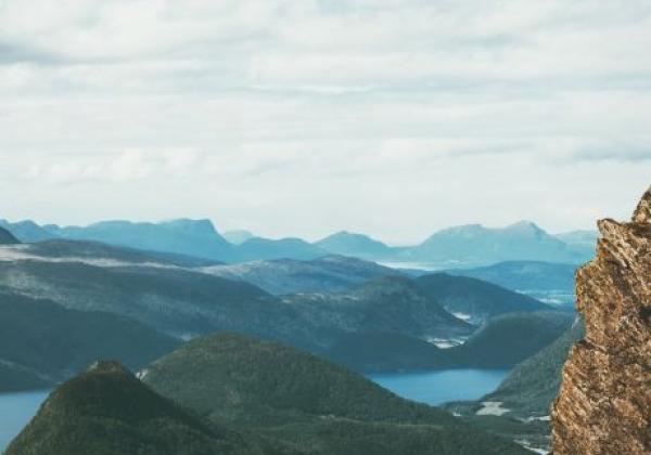 person-schaut-auf-fjord