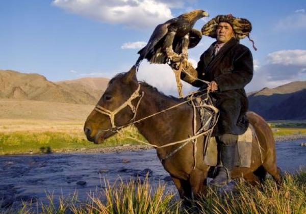 kazakh-men-traditionally-hunt-foxes-and-wolves-using-trained-golden-eagles
