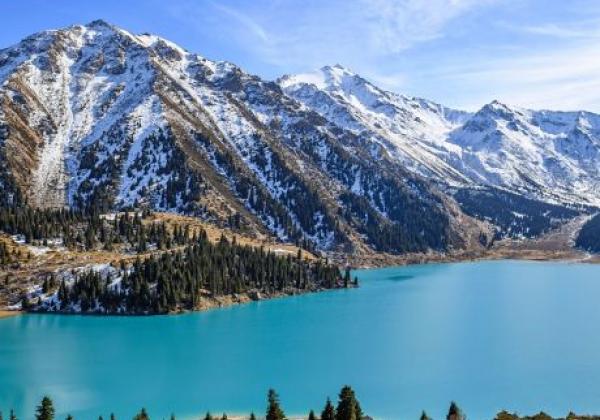 beautiful-mountain-lake-with-ice-and-snow.-big-almaty-lake-in-winter-time.-kazakhstan