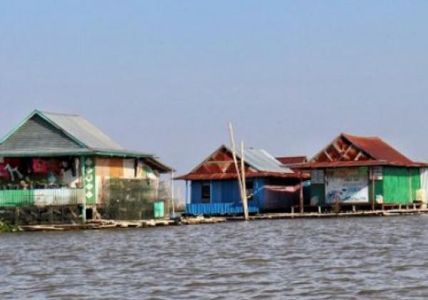 indonesien-sulawesi-sengkang-tempe-see-haeuser-sm-800x370