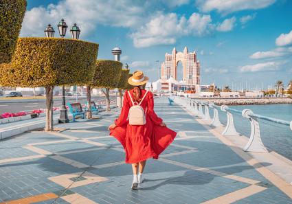 Tourist walking on t_85_3.jpg