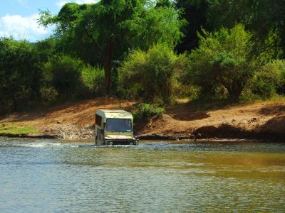 landrover-in-lower-zambezi.jpg