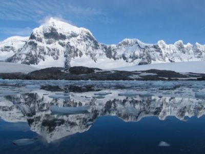 spiegelnde-berge-antarktis.jpg