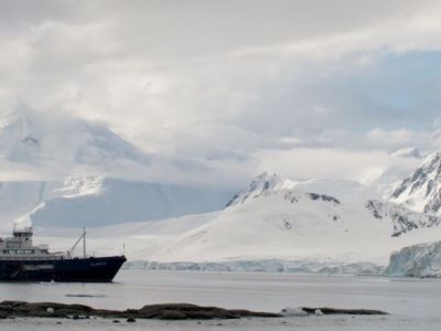 kreuzfahrtschiff-in-der-antarktis.jpg