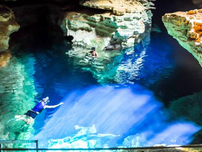 menschen-schwimmen-im-blauen-brunnen,-höhle-in-der-chapada-diamantina,-brasilien