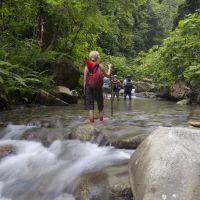 wandern-durch-einen-fluss