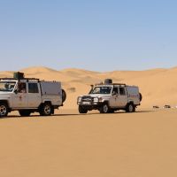 4-x-4-fahrzeuge-in-der-wüste