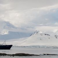 kreuzfahrtschiff-in-der-antarktis.jpg