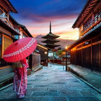 Kyoto mit Frau im Kimono kyoto-mit-frau-im-kimono