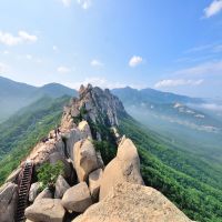 Ulsanbawi Rock ist eine Felsformation im Seoraksan Nationalpark ulsanbawi-rock-ist-eine-felsformation-im-seoraksan-nationalpark