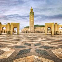 platz-vor-der-berühmten-moschee-hassan-ii-in-casablanca---marokko