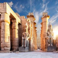 säulen-und-statuen-am-haupteingang-des-luxor-tempels,-erster-pylon,-Ägypten
