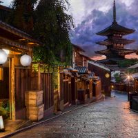 leere-traditionelle-straße-mit-pagode-und-machiya-holzhäusern-bei-gion,-kyoto,-japan