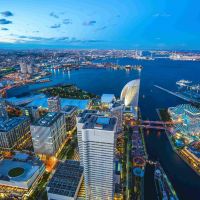 luftaufnahme-des-yokohama-hafens-in-japan-bei-nacht