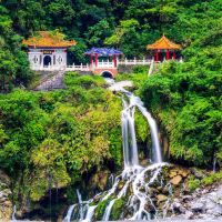 ewiger-frühlingsschrein-und-wasserfall-im-taroko-nationalpark