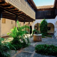 casa-de-don-diego-velazquez---museum,-parque-cespedes,-interior-patio,-plants,-pozo