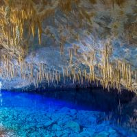 die-höhle-des-blauen-sees-(gruta-do-lago-azul)-in-brasilien.-bonito-stadt.