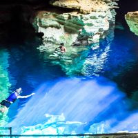 menschen-schwimmen-im-blauen-brunnen,-höhle-in-der-chapada-diamantina,-brasilien