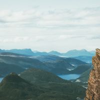 person-schaut-auf-fjord