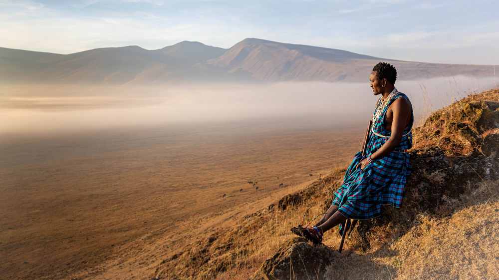 Masai blickt auf Savanne